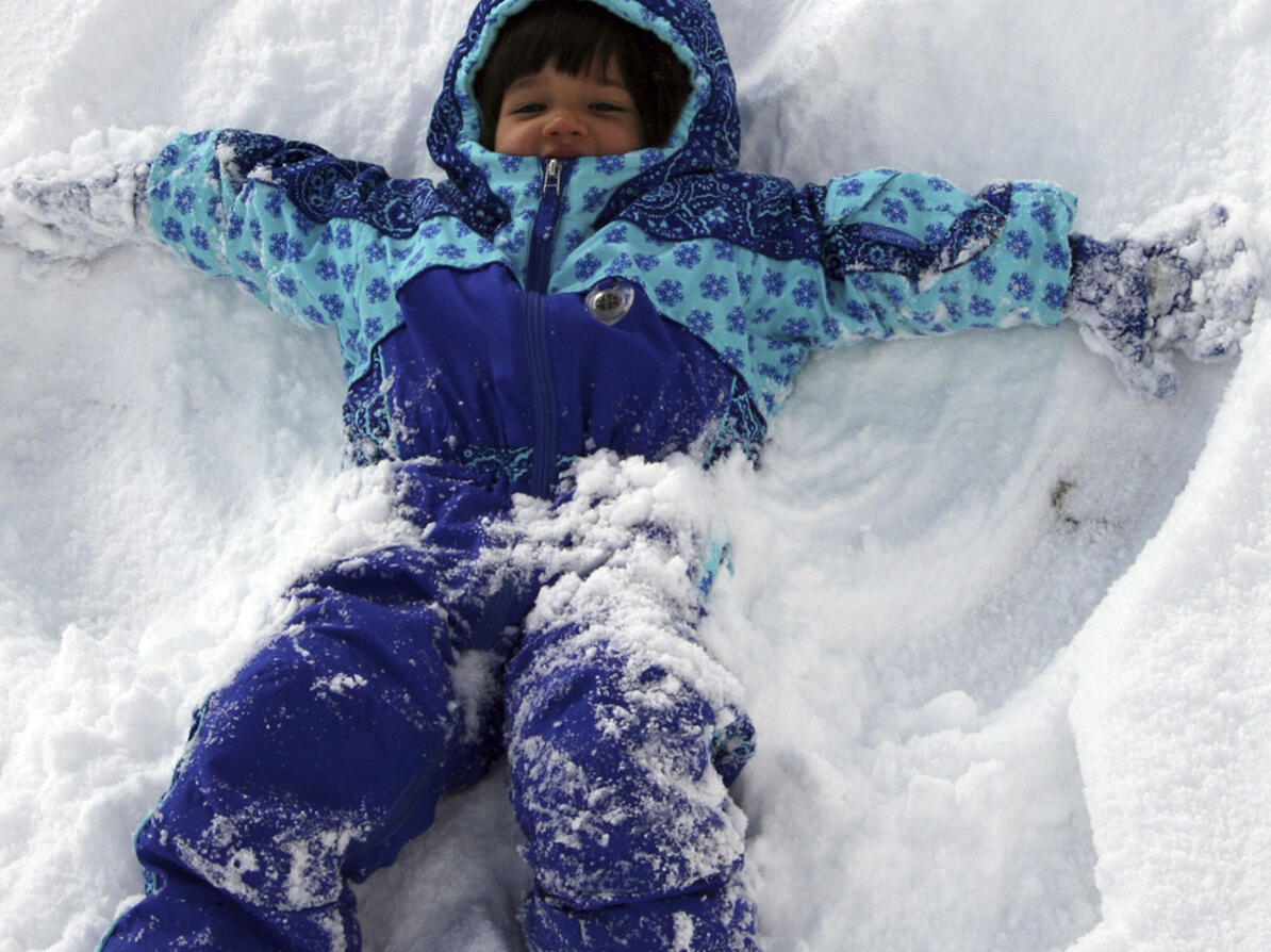 Dreng i flyverdragt i sneen