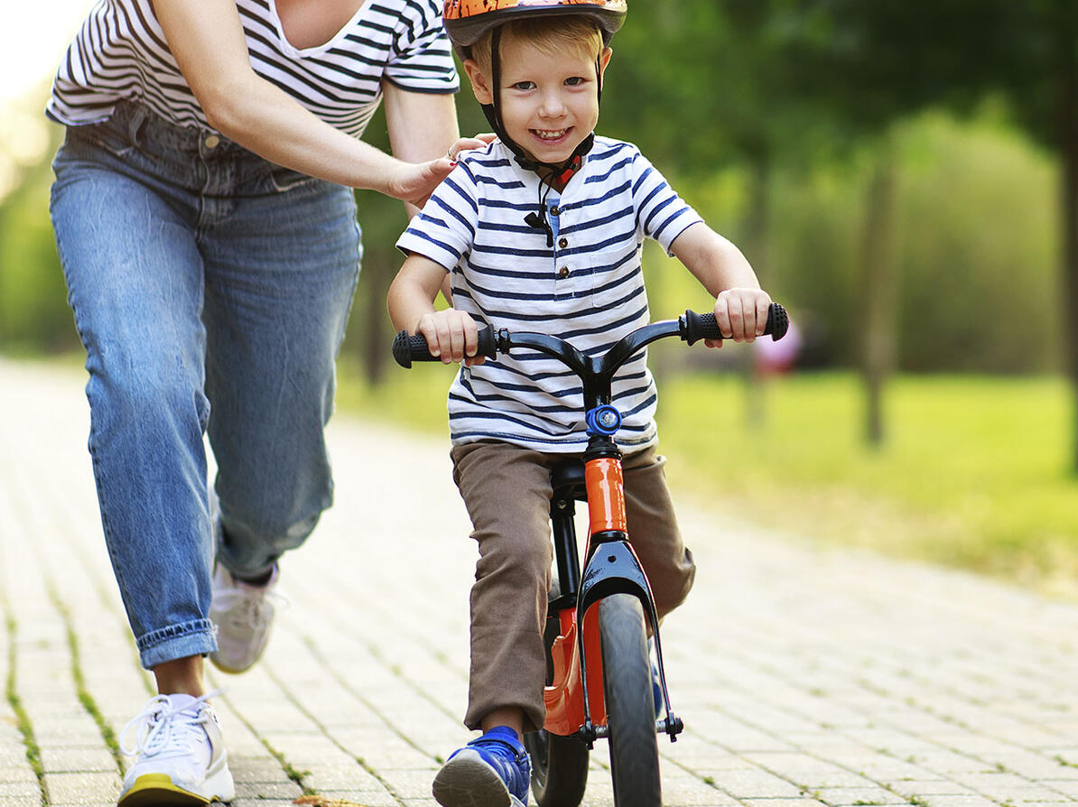 Barn cykler på en løbecykel