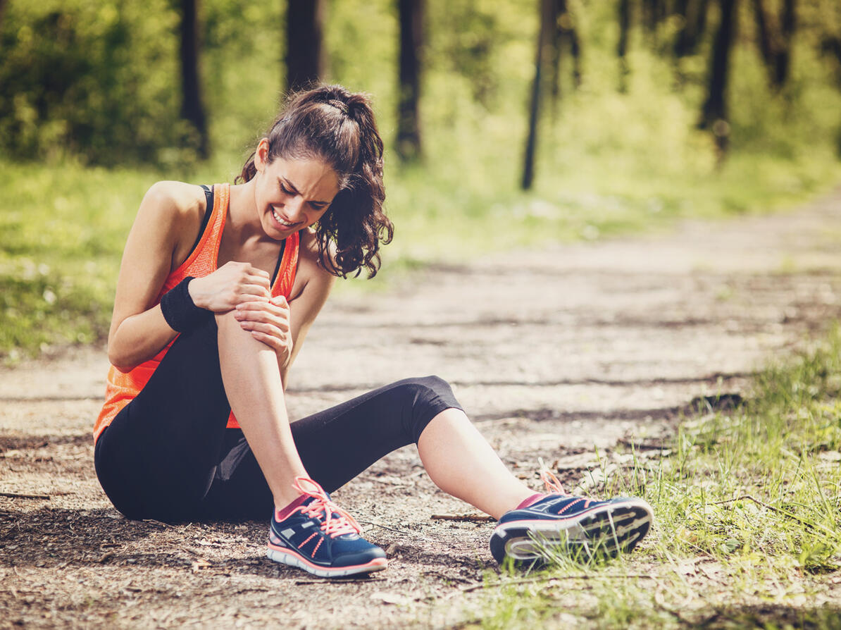 Kvinde skader sit knæ under løb