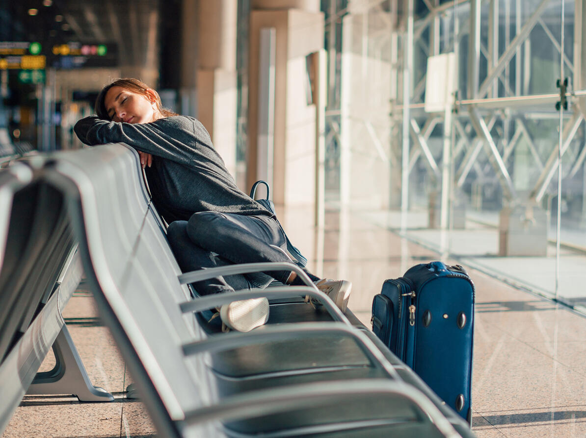 Kvinde sover i lufthavn