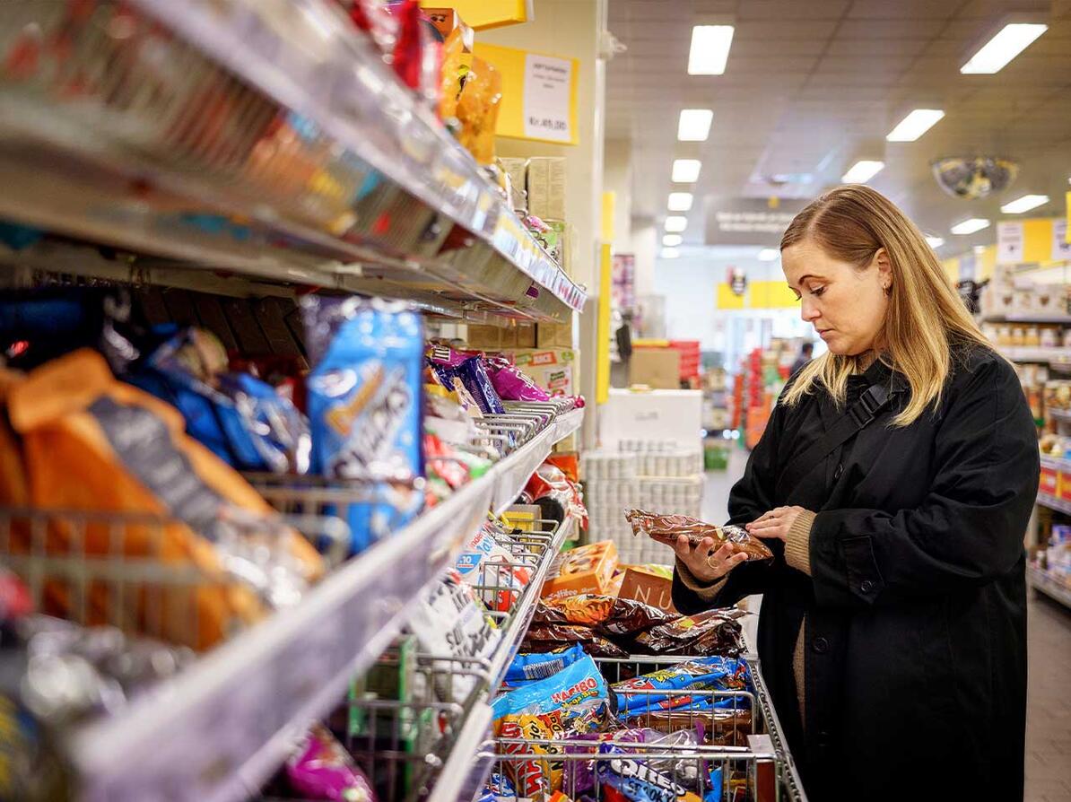 Kvinde handler slik i supermarkedet