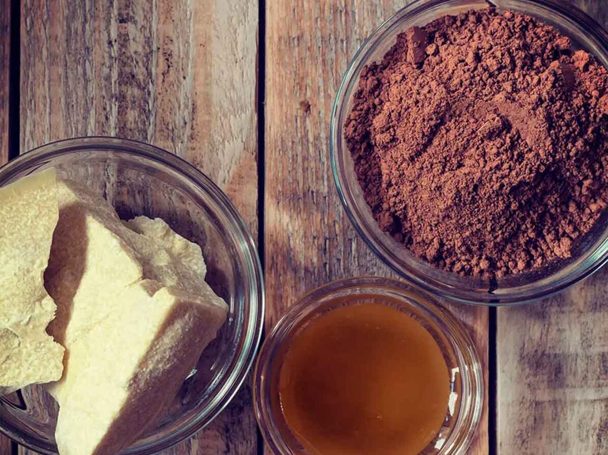 mørk shokolade består af  hvidt kakaosmør, sukker og kakaopulver.