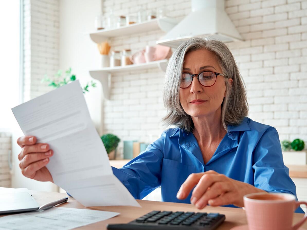 Kvinde kigger på sin pension