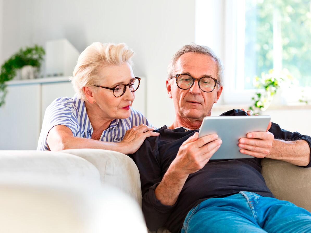 Midaldrende par kigger på deres pensionspulje i deres webbank