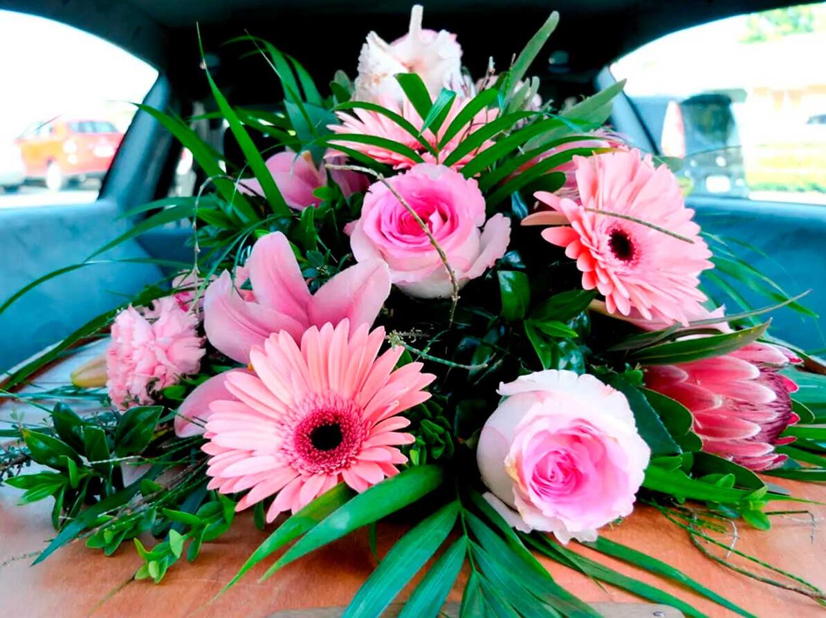 Kiste med blomster i ligvogn efter begravelse