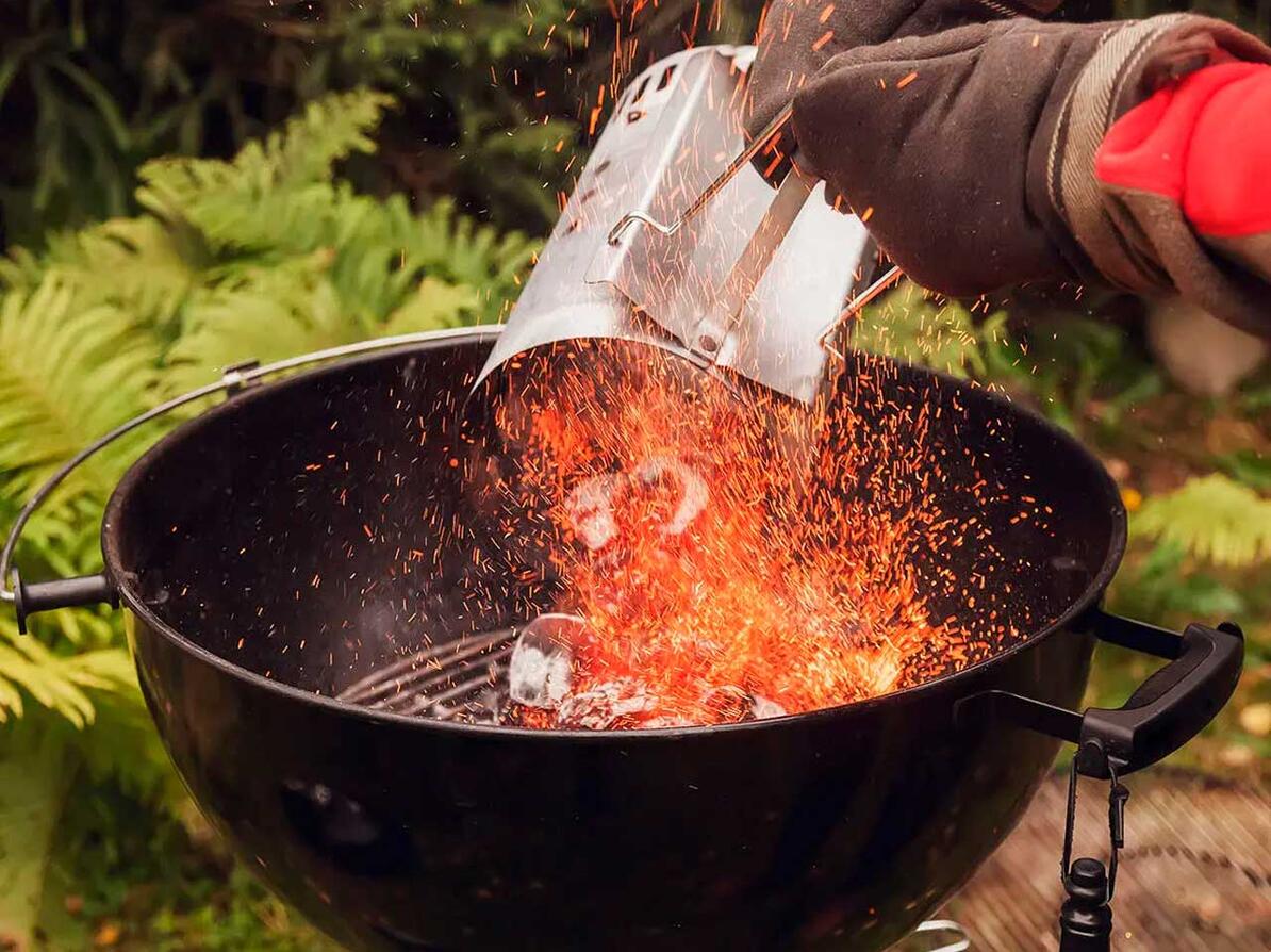 Grillkul hældes på grill.