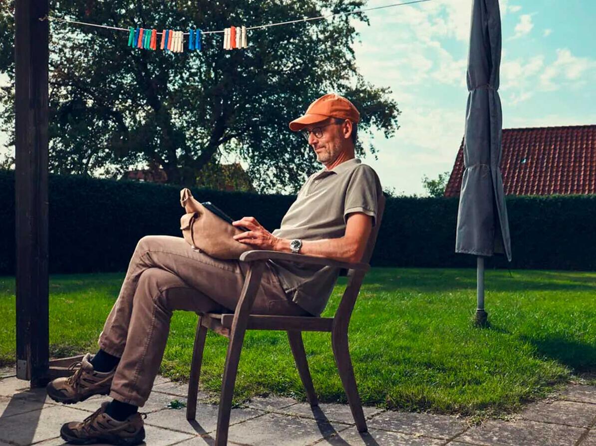 Morten sidder i stol med en iPad