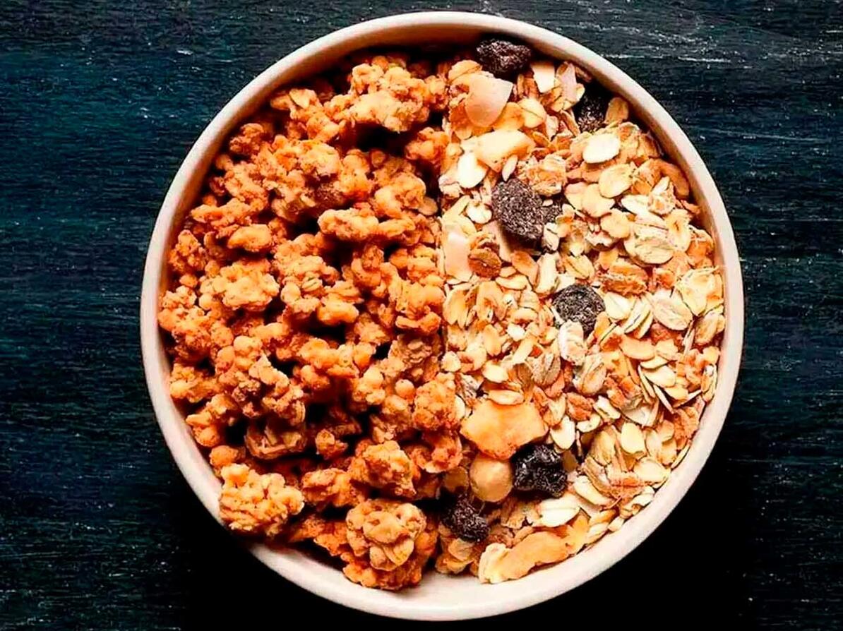 Granola og musli i en skål.