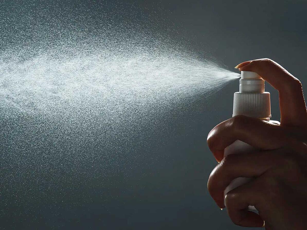 Nanopartikler kommer ud af en sprayflaske.