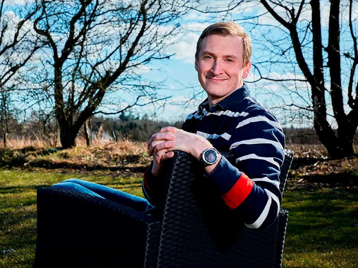 Rasmus sidder på en stol med sit refurbished ur