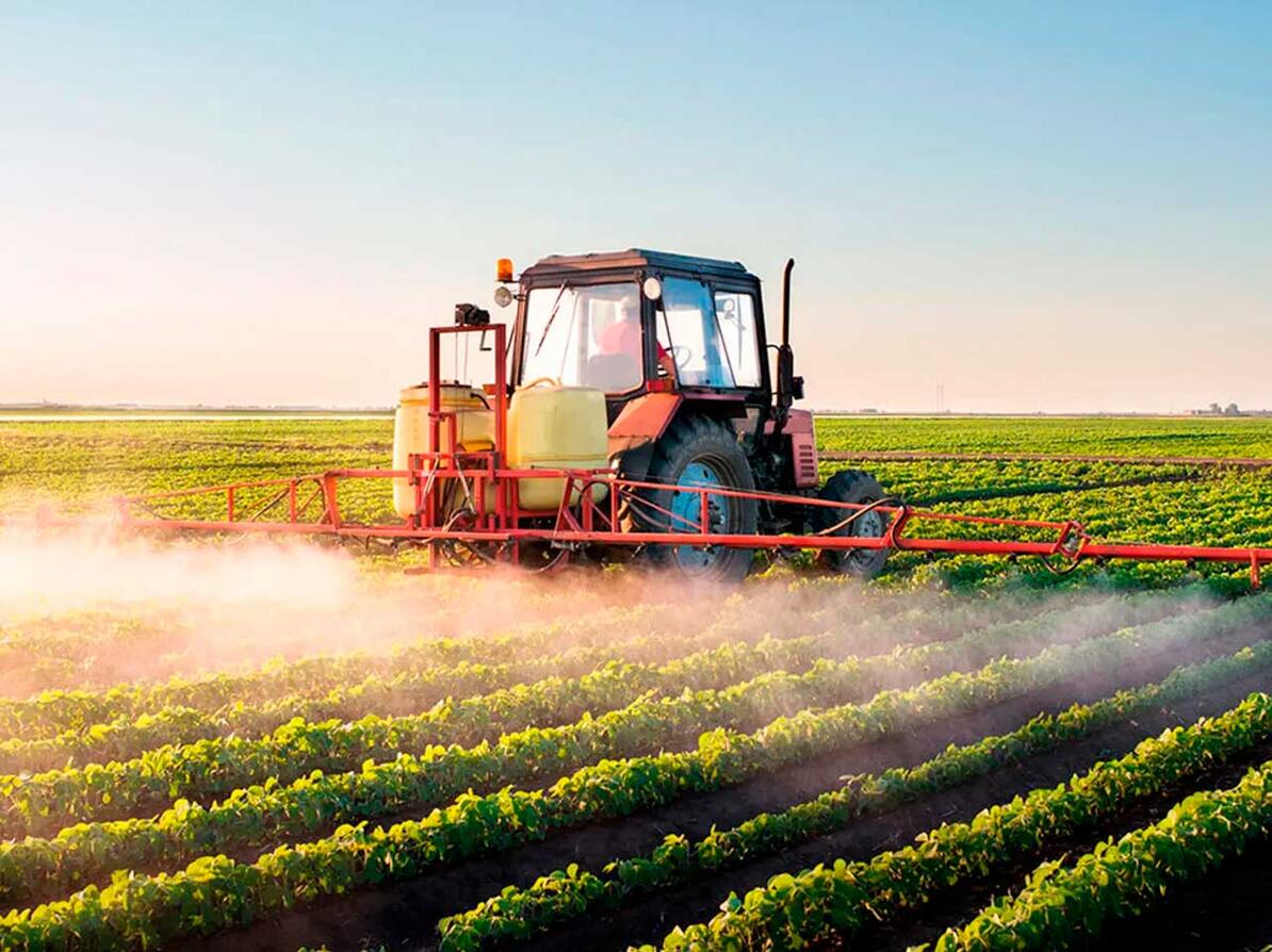 Traktor sprøjter sprøjtemidler på mark