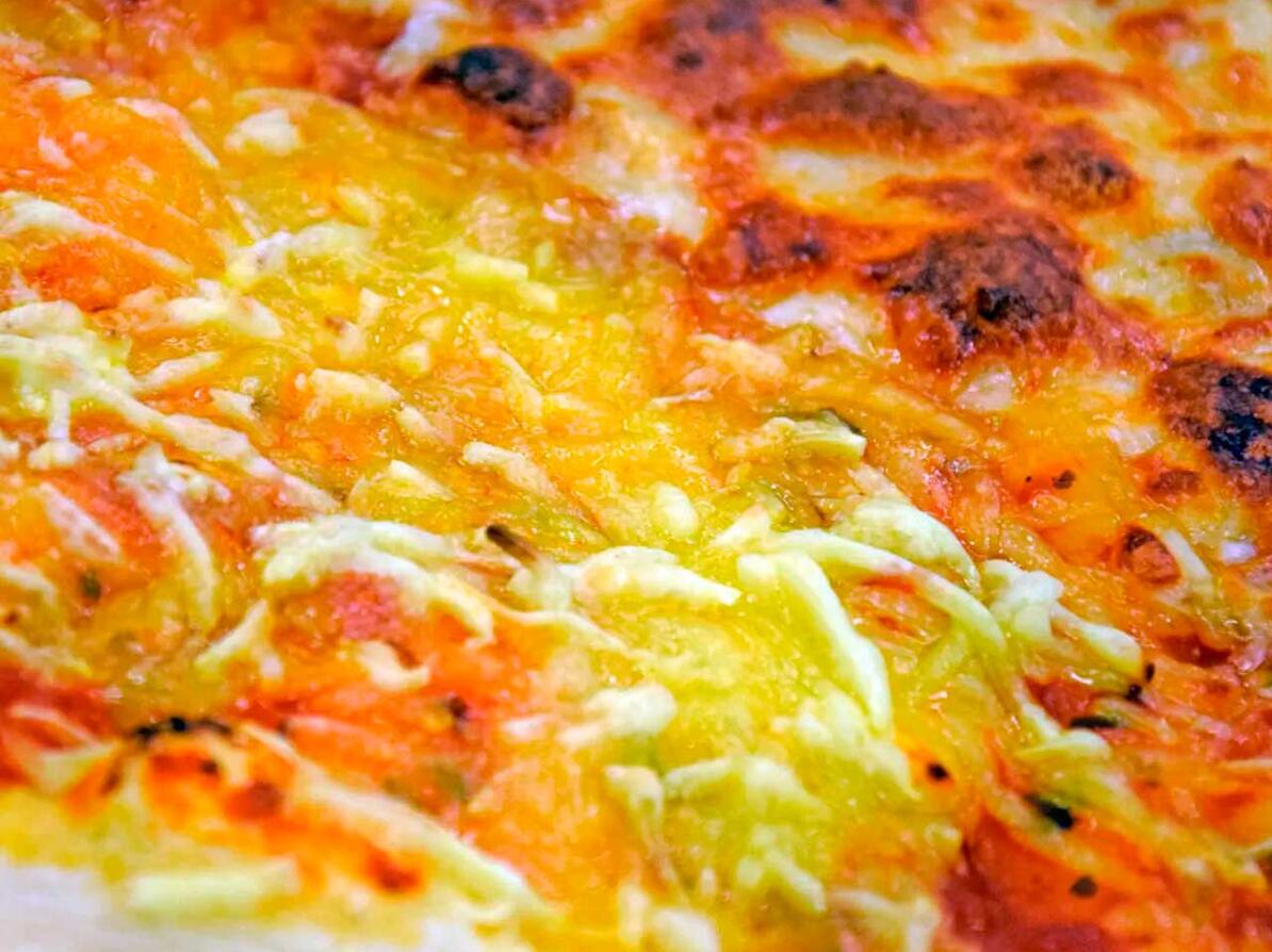 Pizza med revet ost som pizzatopping