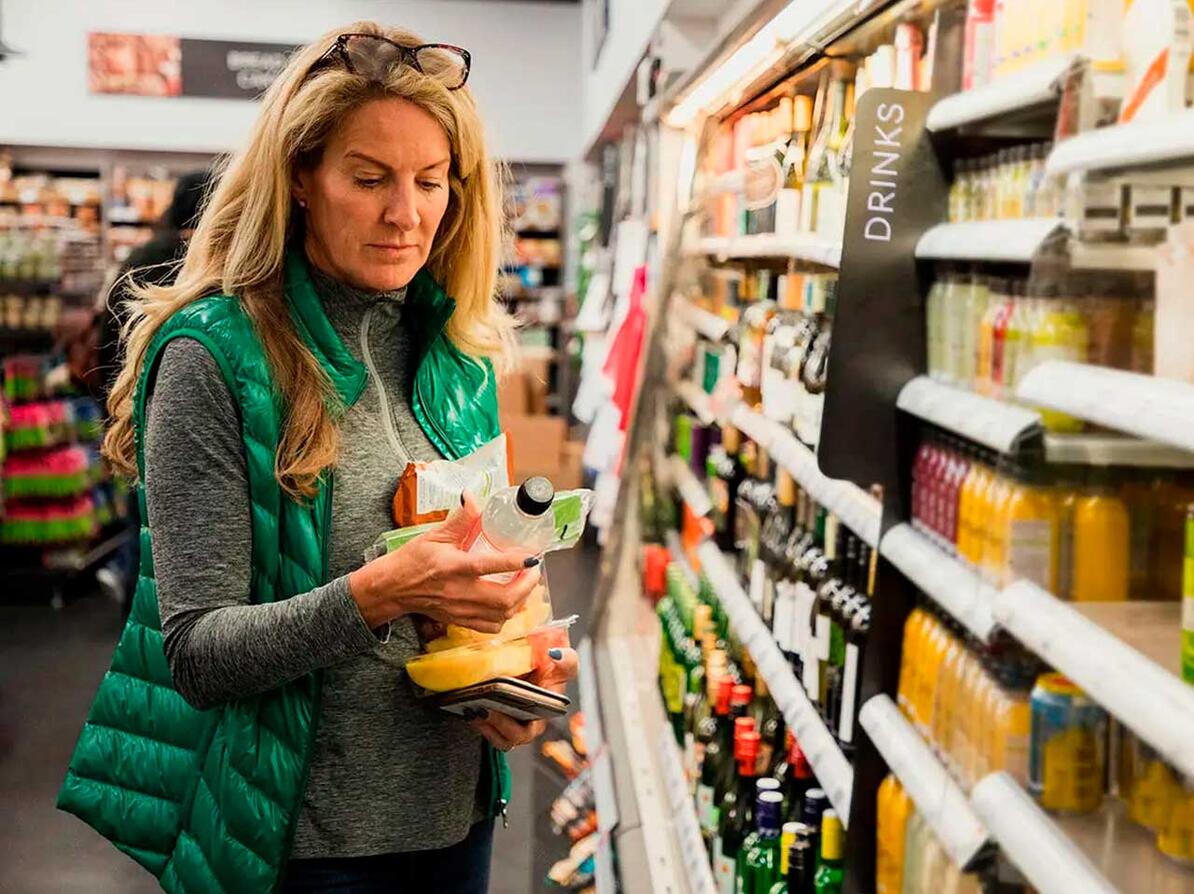 Kvinde kigger på indpakningen på sin mad