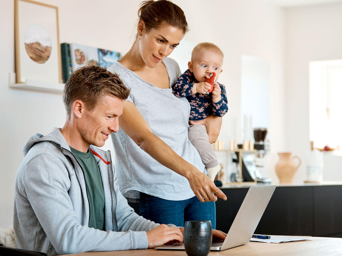 Familie kigger på husforsikringer på computeren