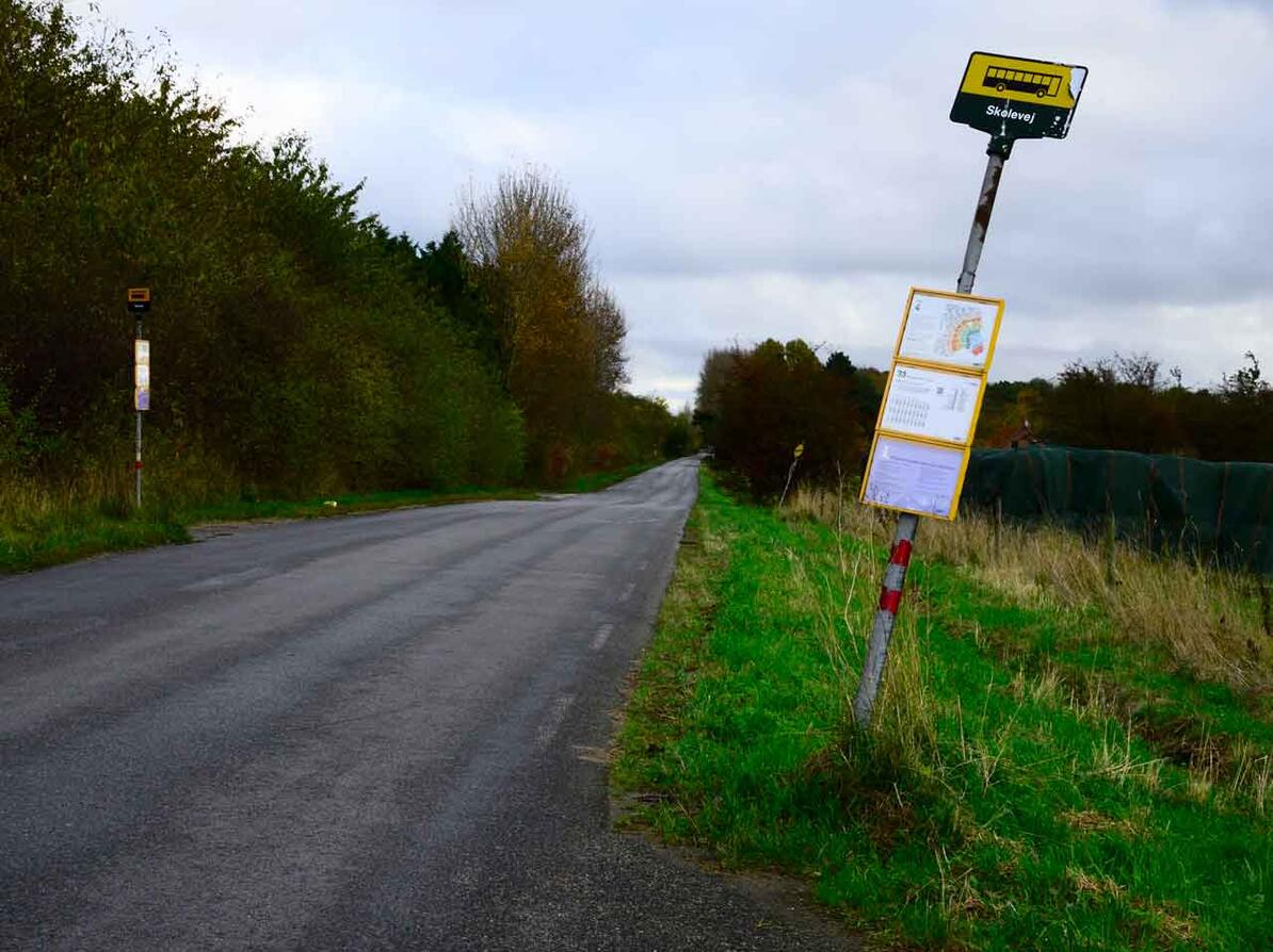 Busstop ved øde landevej 