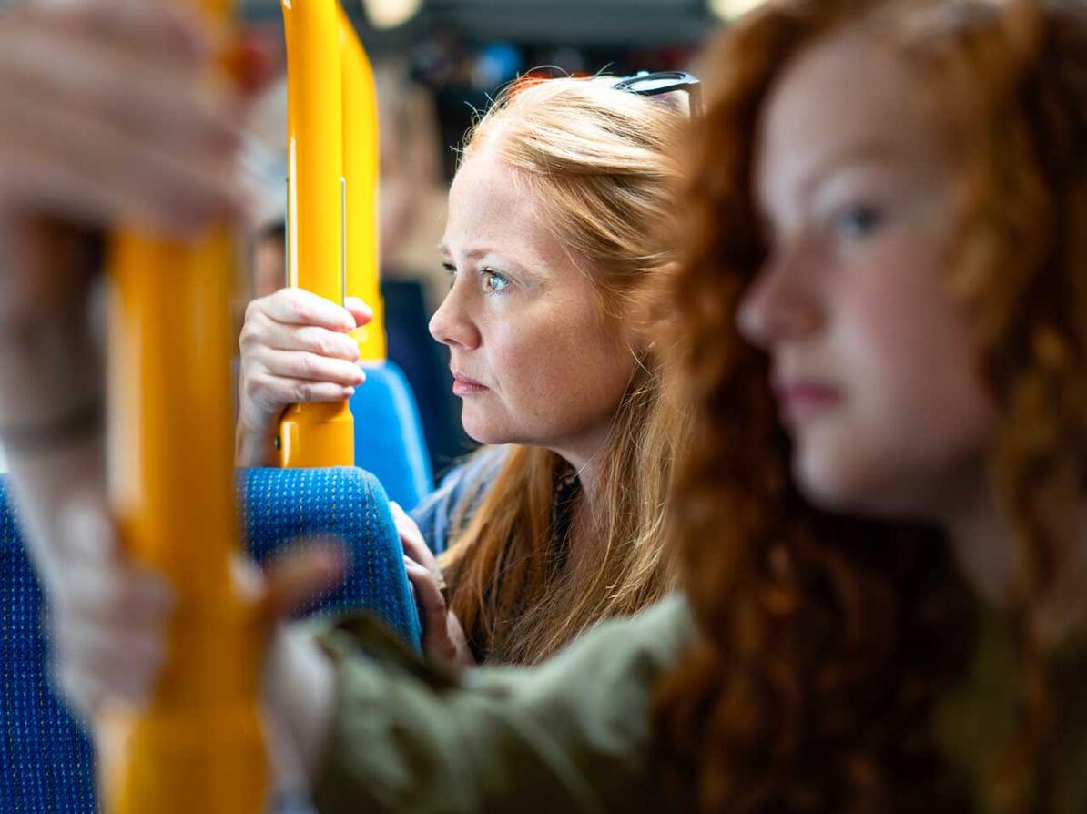 To kvinder i en bus i Danmark