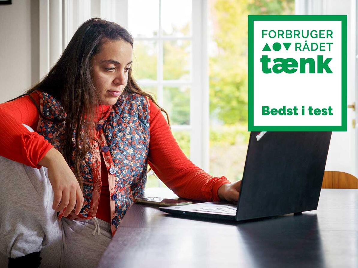 Arbejdsløs kvinde kigger på sin økonomi på computer - med Forbrugerrådet Tænks Bedst i Test logo