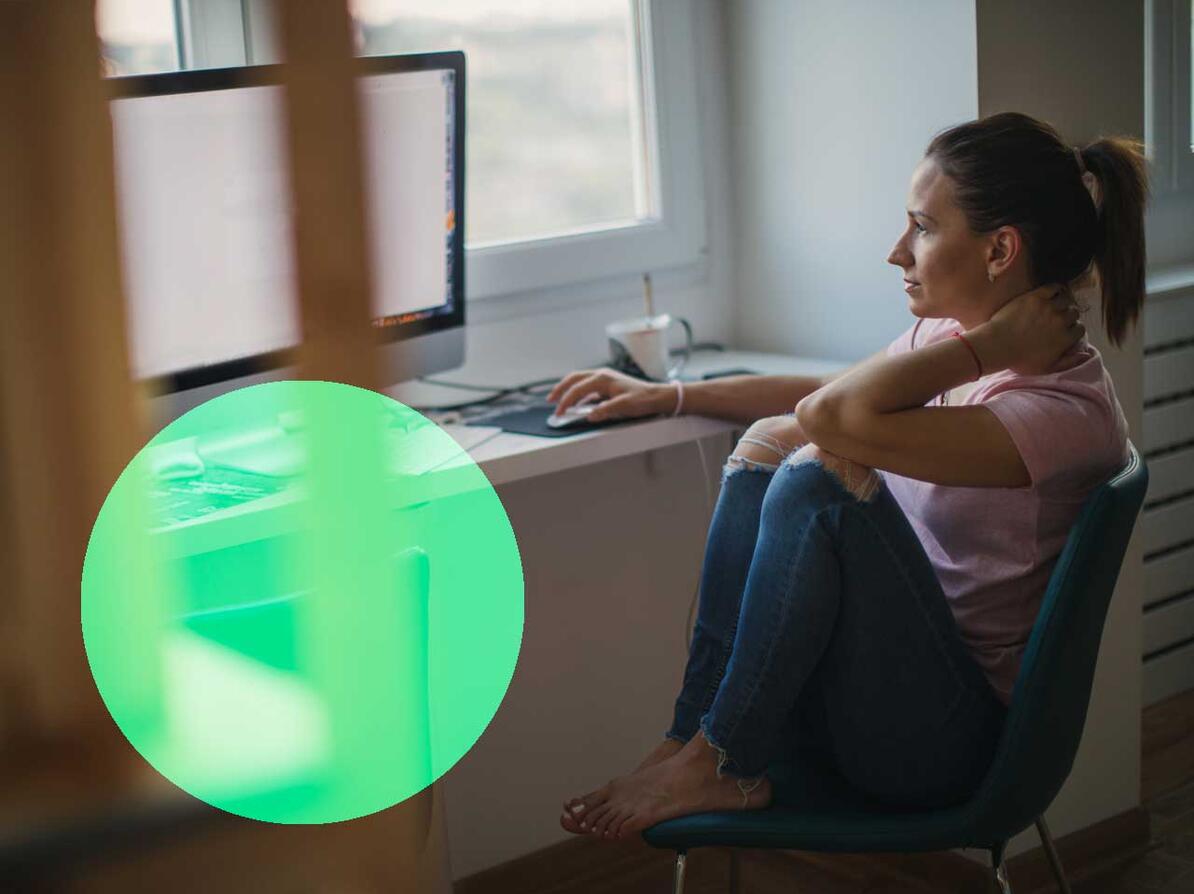 Ung kvinde kigger på sin lønsikrings betingelser på sin computer