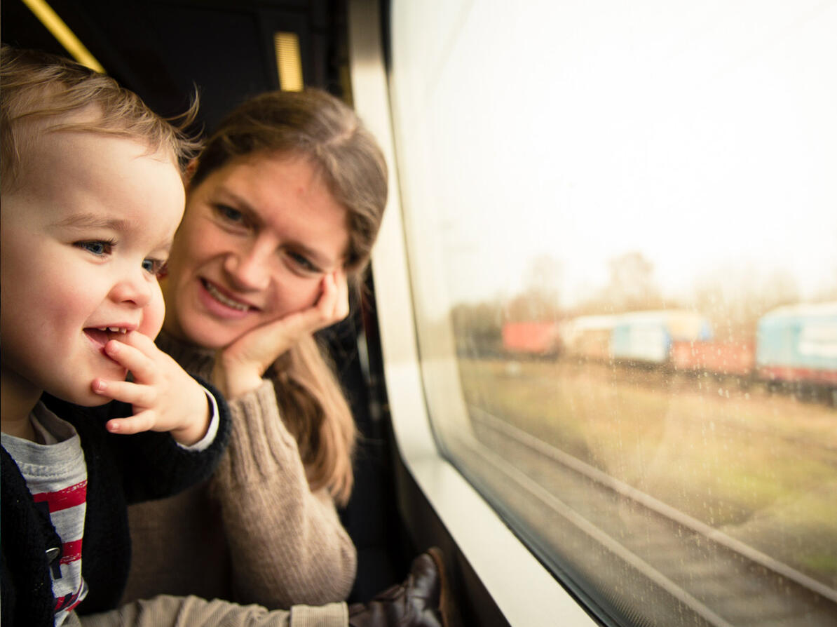 Mor og barn i et tog
