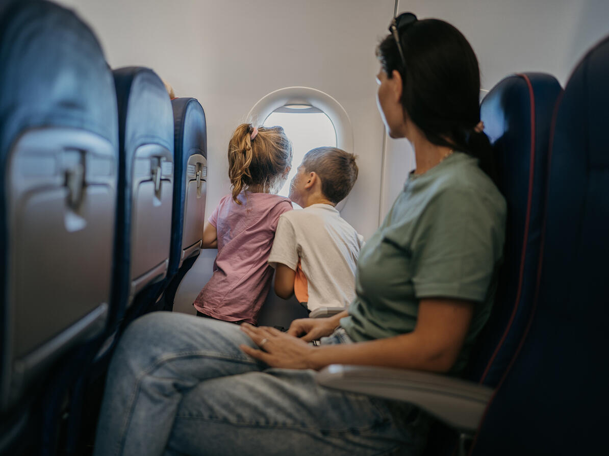 mor og to børn i flyvemaskine