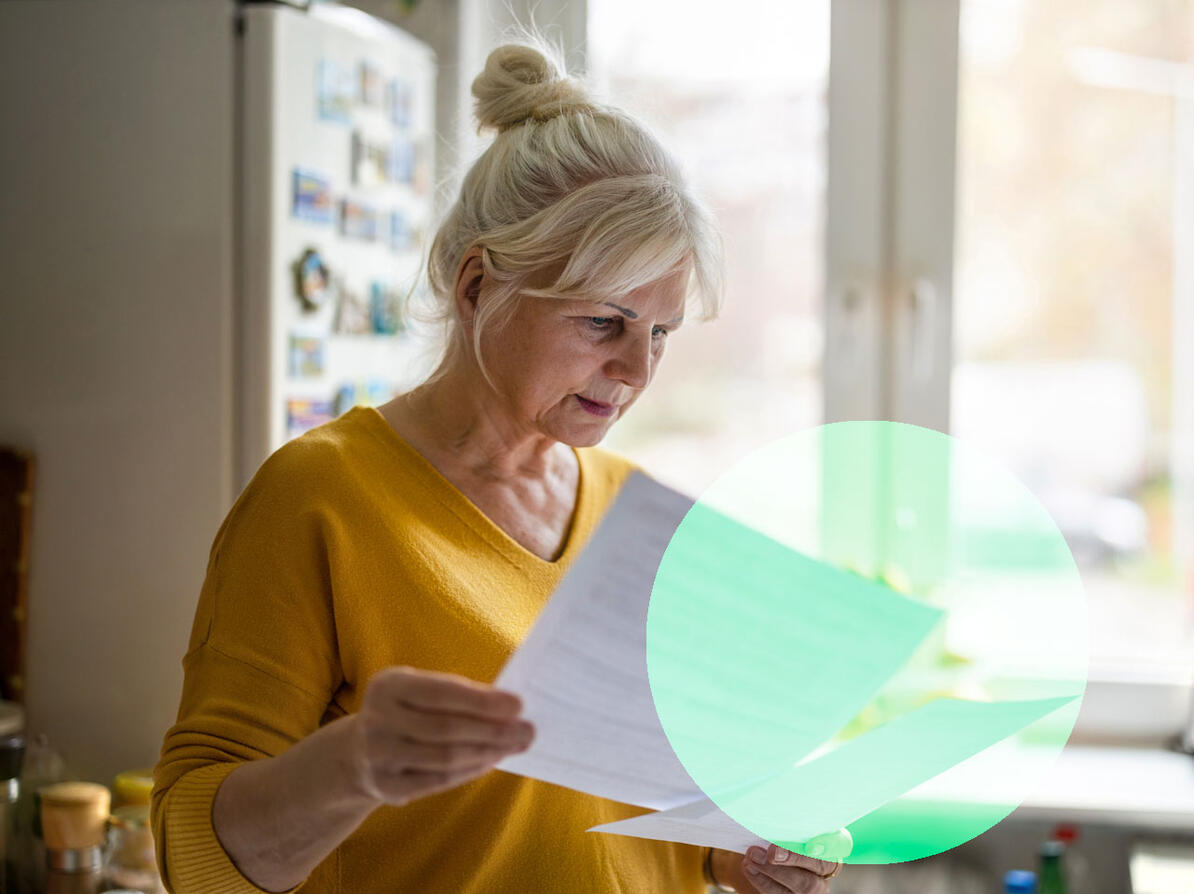 Kvinde kigger på forsikringsbetingelserne for sin sundhedsforsikring