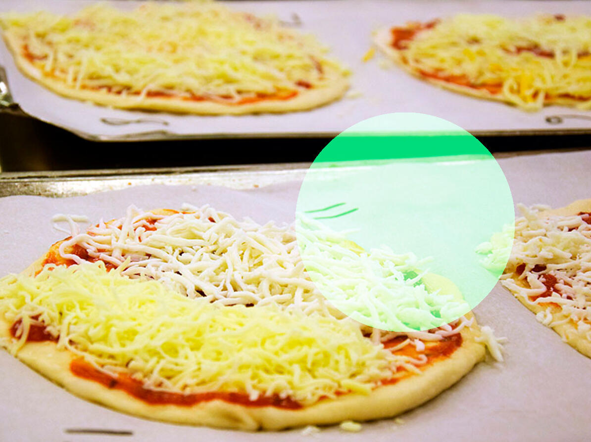 pizzatopping og revet ost bliver testet 