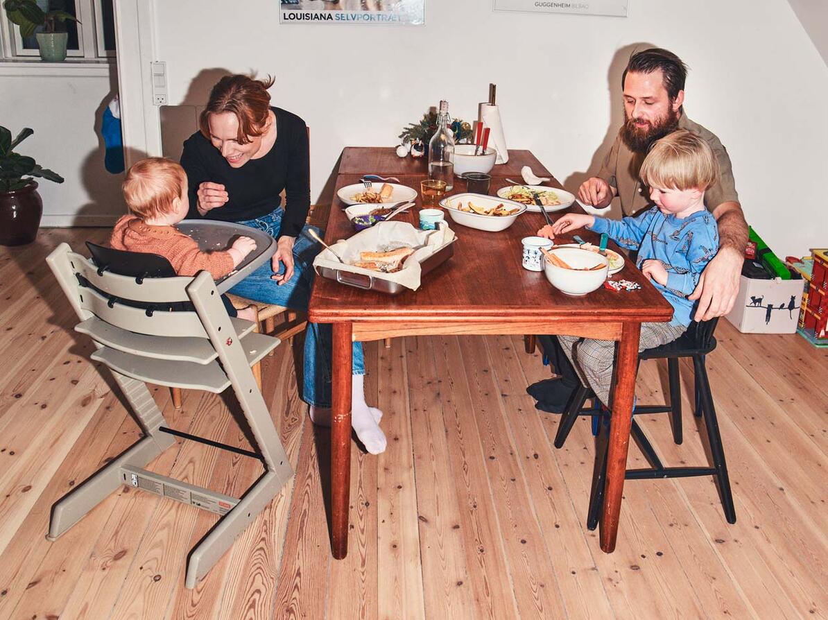 Børnefamilie ved middagsbordet