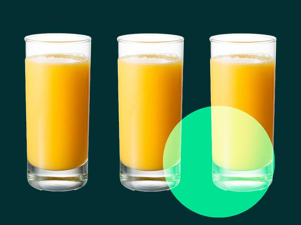 Juice, nektar og juice fra koncentrat på mørkegrøn baggrund