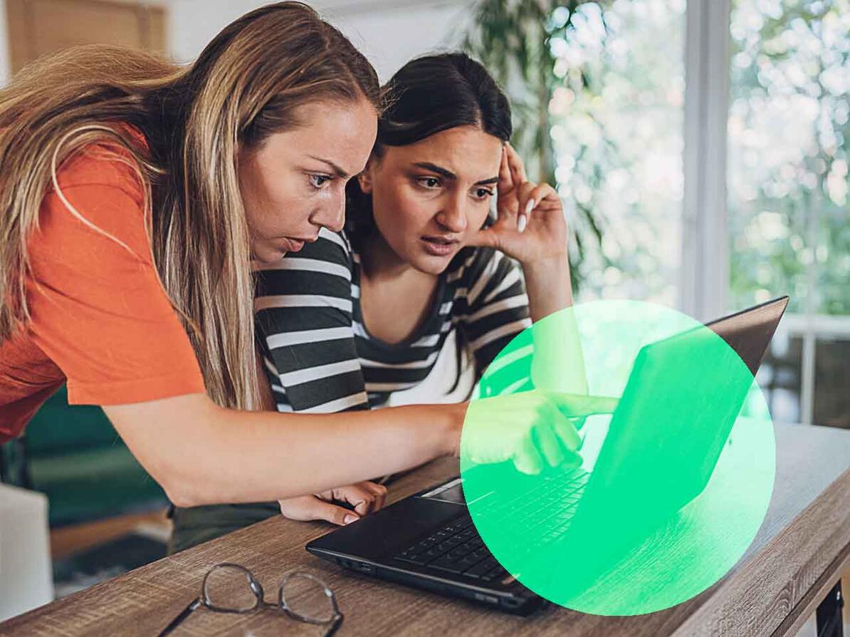 to kvinder ser på computer