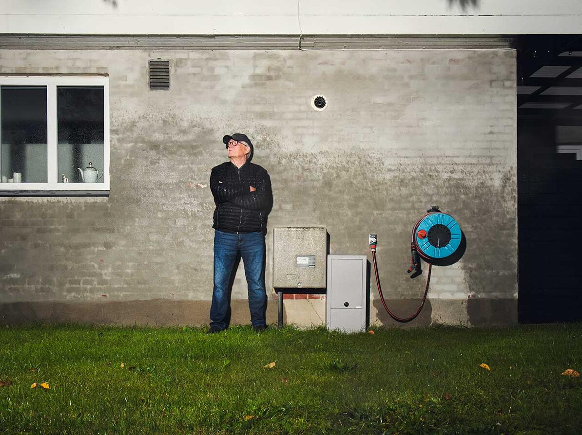 Totalfoto af Bjarne Andersen, der står foran sit hjem