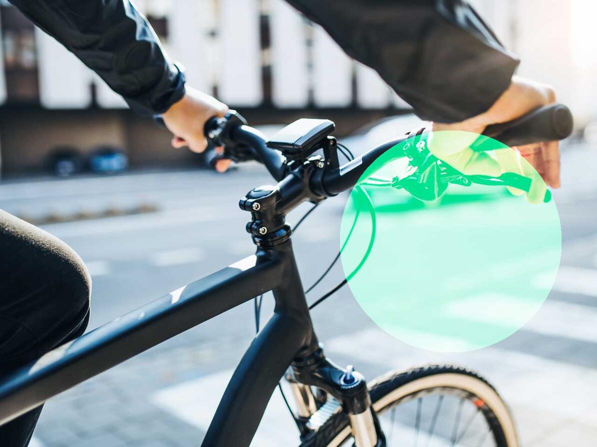 mand på elcykel