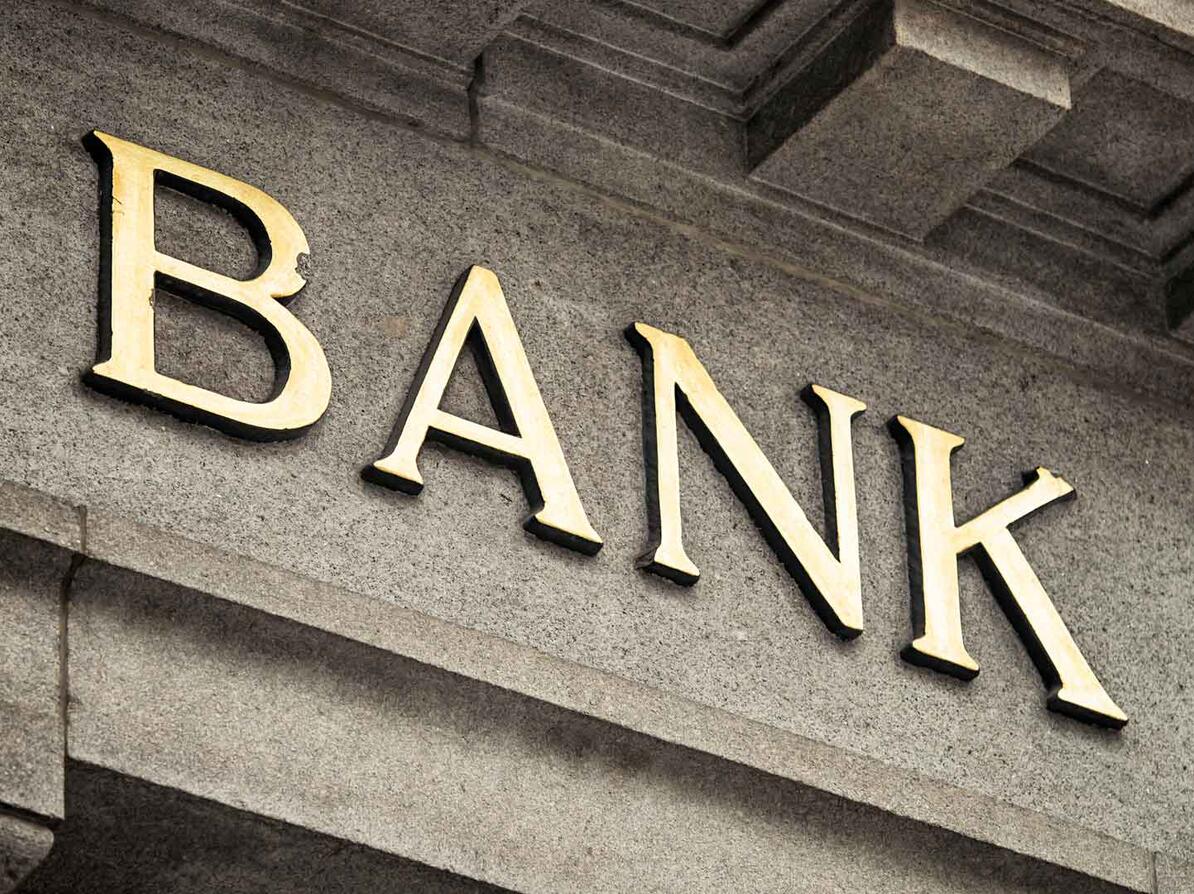 bogstaver eller skilt, på bygning, hvor der står bank
