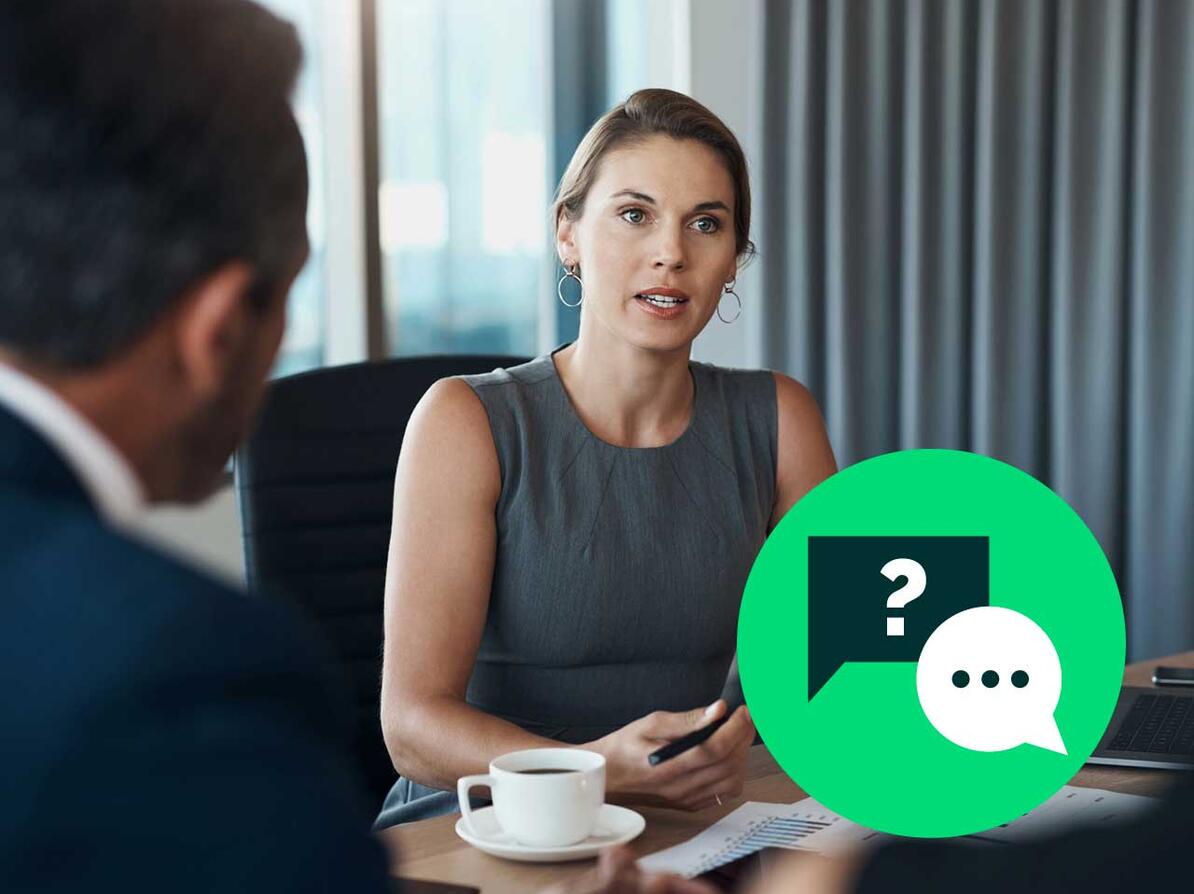 Kvinde til møde med bank