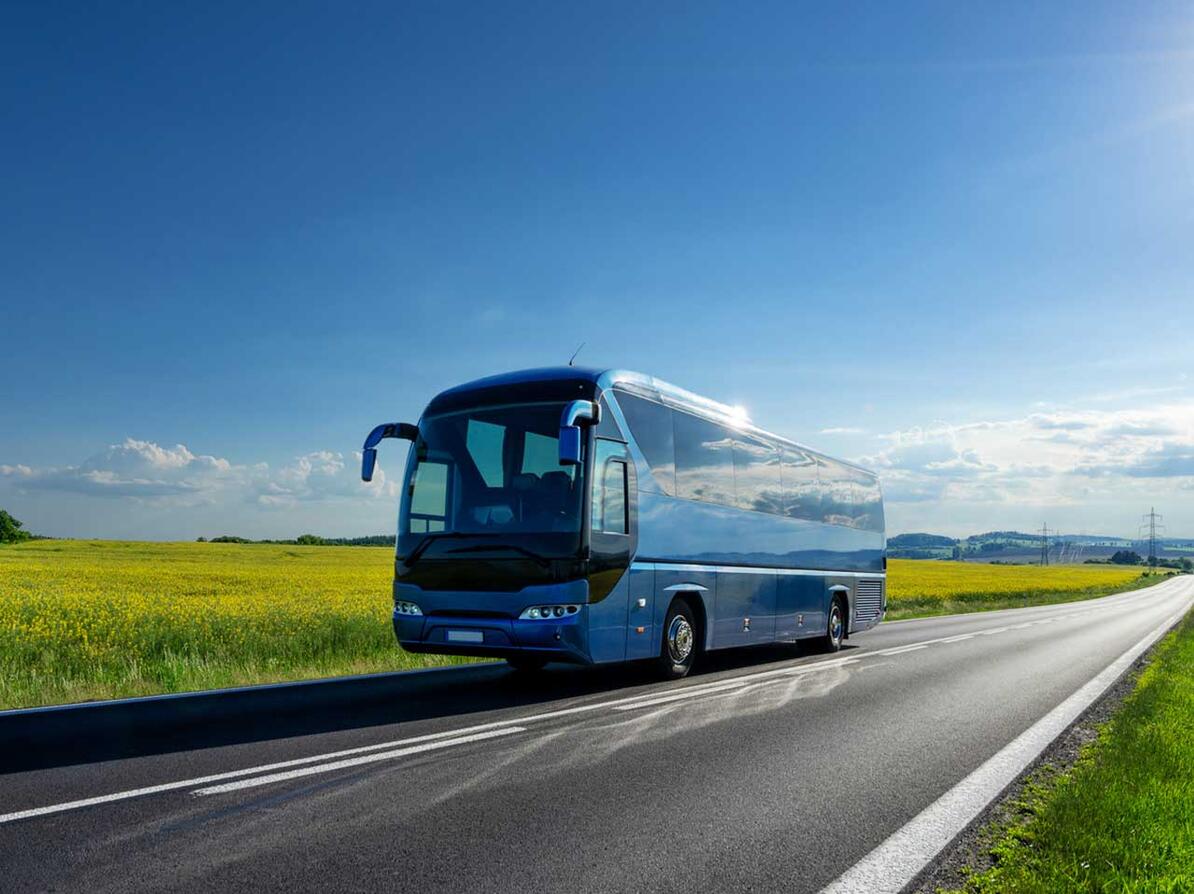Bus der rejser på tværs af landet
