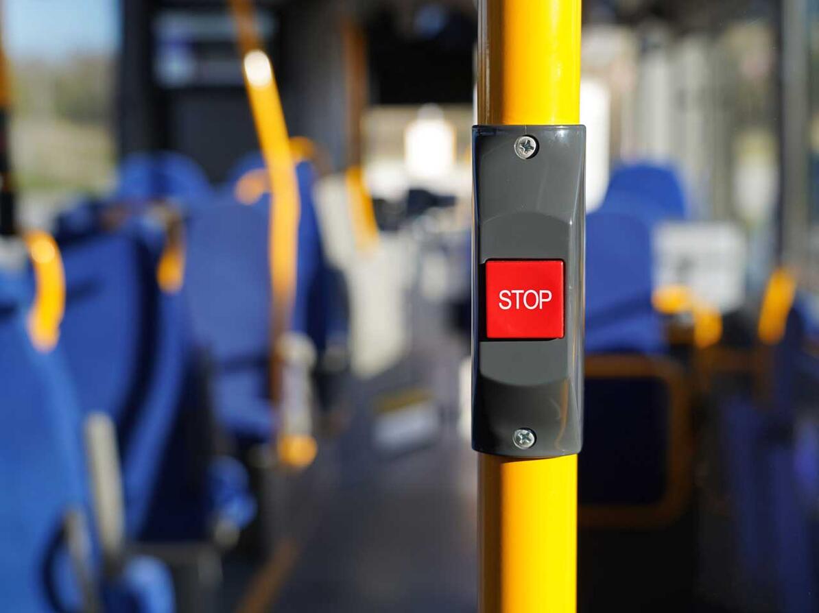 En dansk bus med en stop-knap