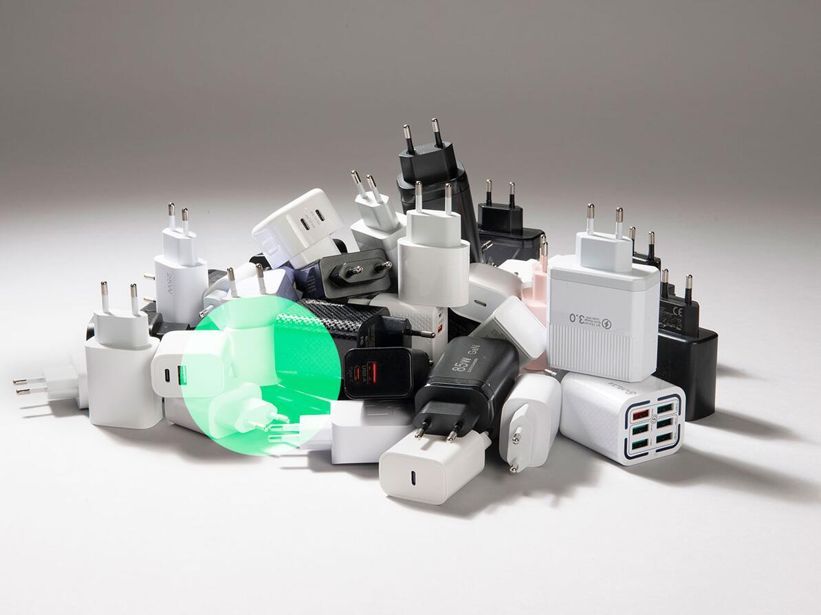 Bunke af opladere på hvid baggrund med grøn undersøgelsescirkel