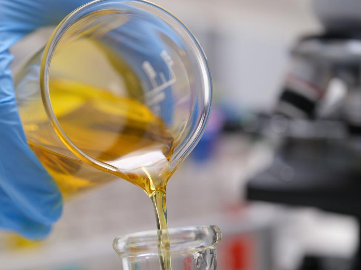 olivenolie bliver testet på laboratorie