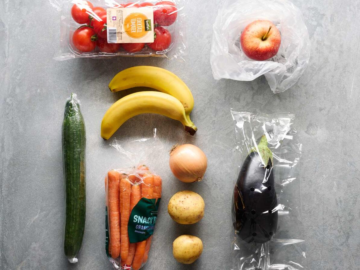 Forskellige frugter og grøntsager i emballage eller løssalg 