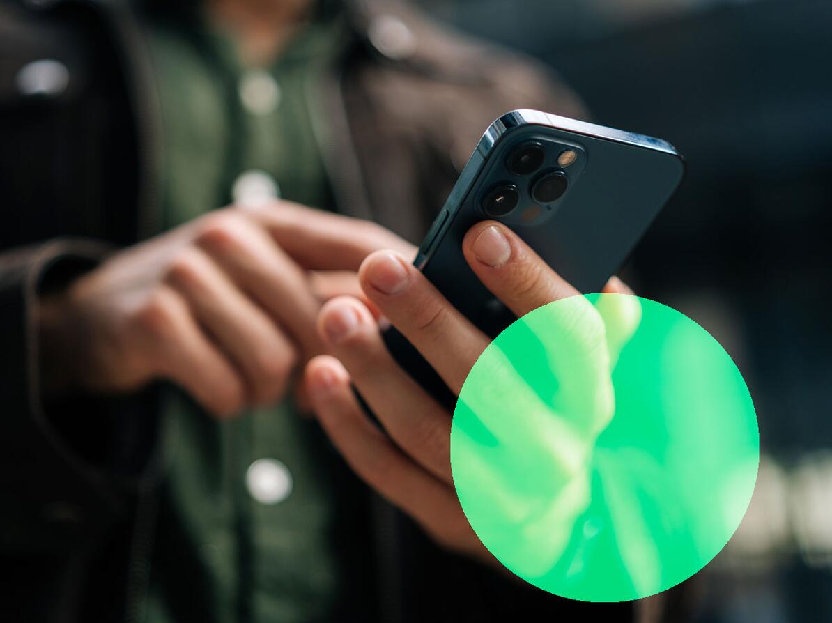 Mand holder mobiltelefon