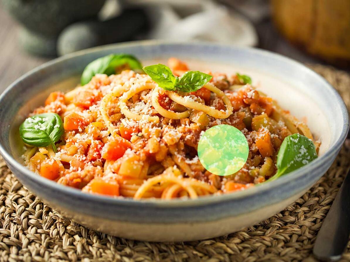 Tallerken med spaghetti og tomatsauce
