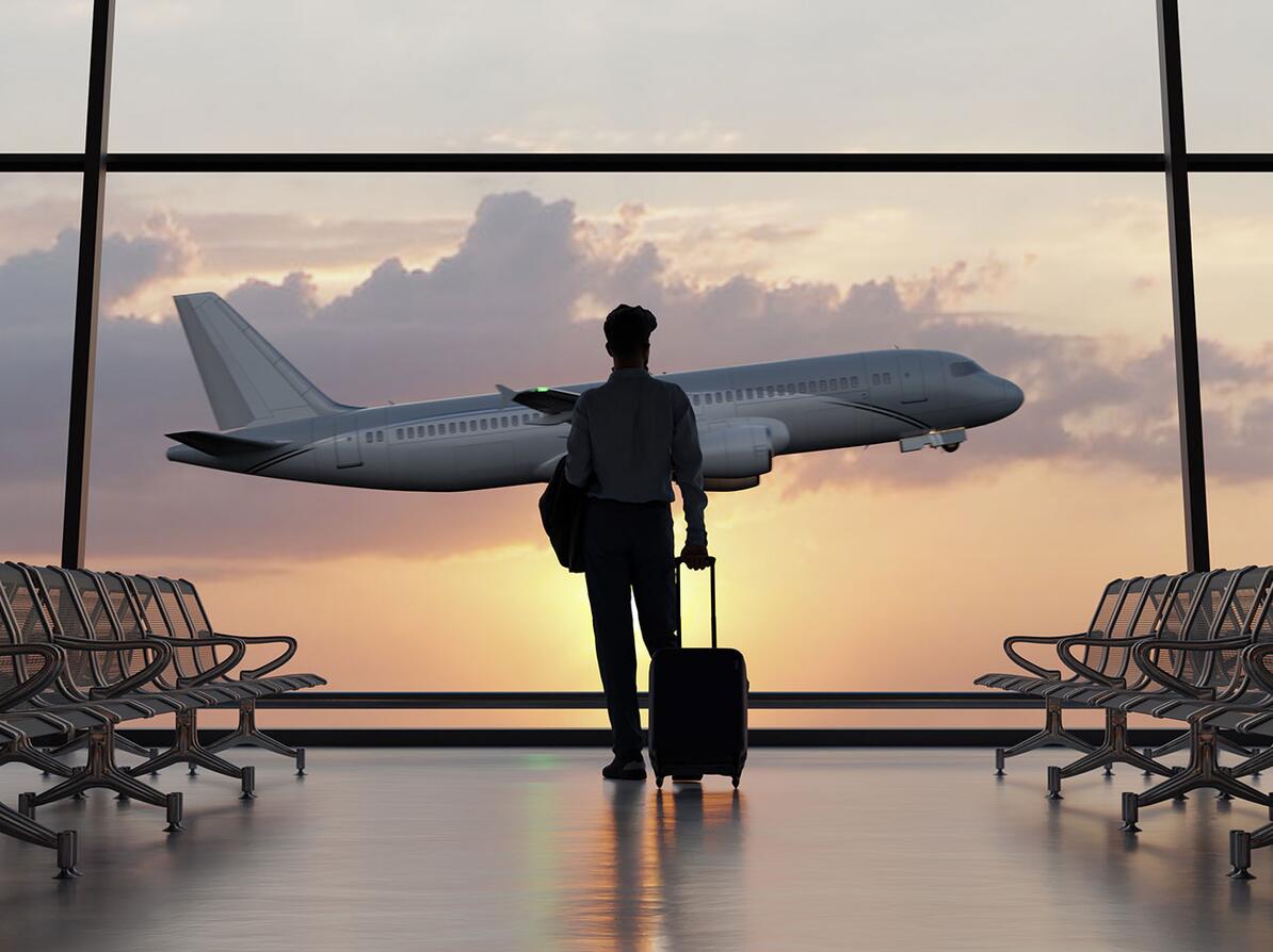 Passager i lufthavn venter