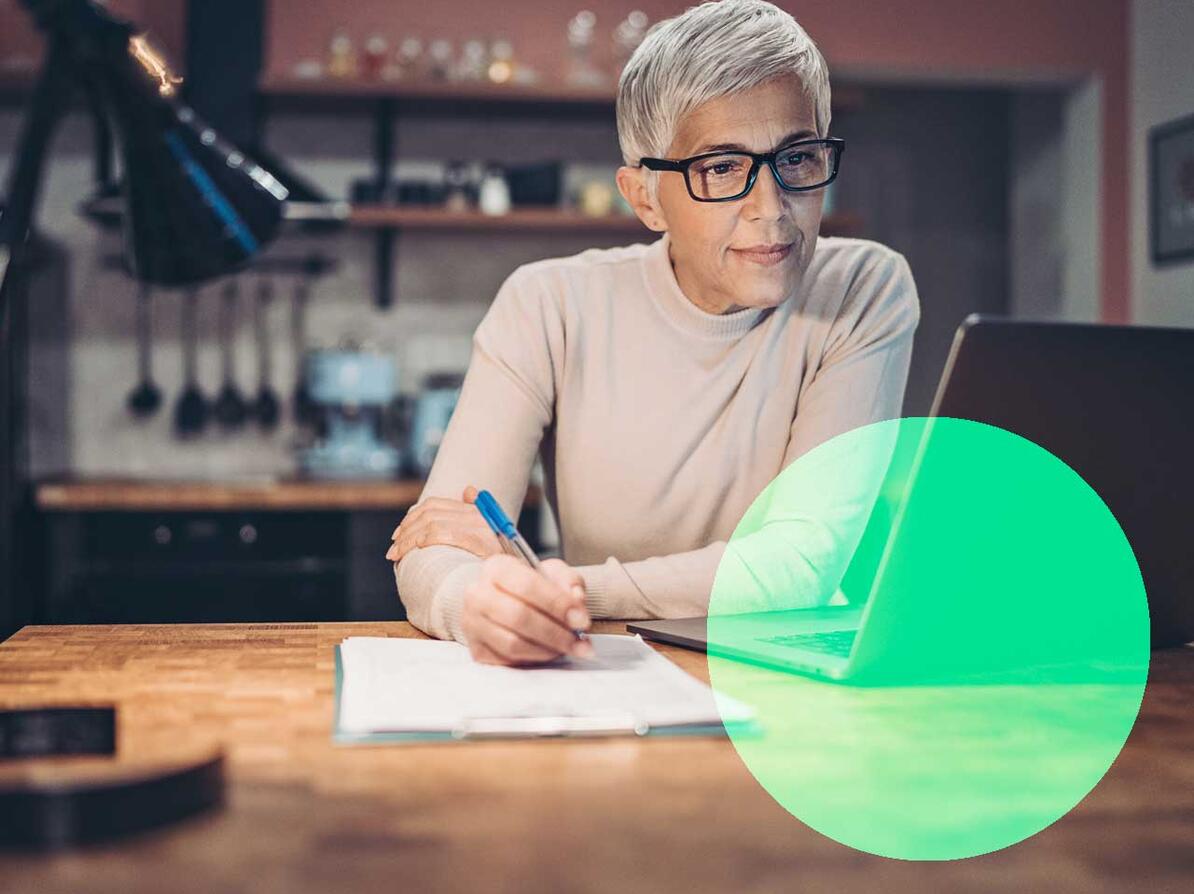 Kvinde kigger på sine investeringer på en computer