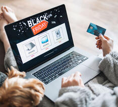 Kvinde køber varer på Black Friday og på Cyber monday
