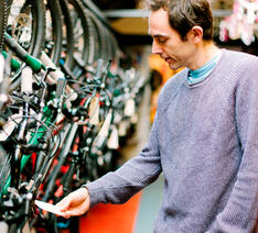 Mand køber cykler i cykelbutik