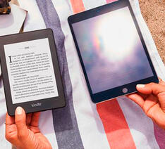 En tablet ved siden af en e-bogslæser - hvilken en er bedst at læse på?