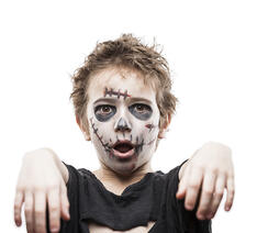 Dreng klædt ud som zombie