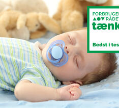 En baby sover med en sut i munden