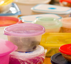 plastikbøtter i forskellige farver, som du kan bruge til at opbevare mad.
