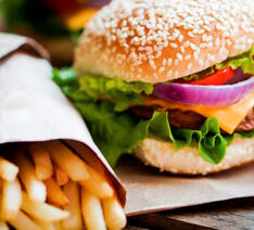 Burger og pommes frittes indeholder meget fedt og salt. 