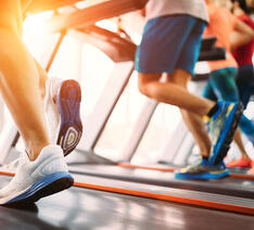 Flere personer løber på hver sit løbebånd i et fitness center